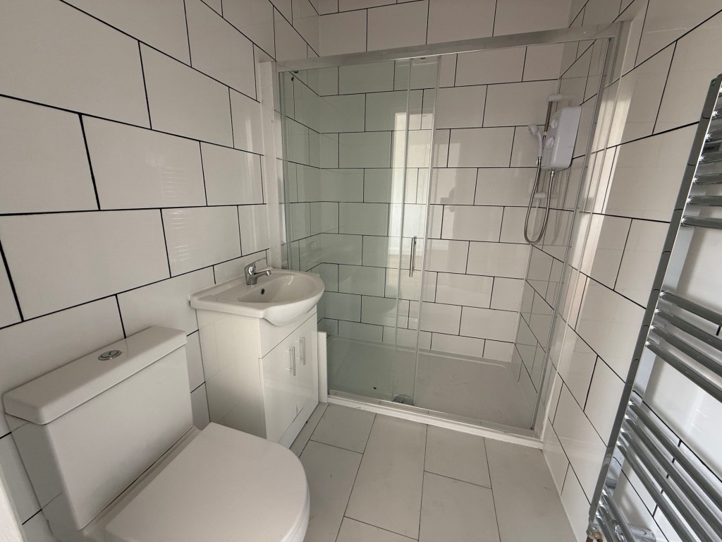 Lot: 166 - HOUSE WITH VERSATILE ACCOMMODATION - Three piece shower room
